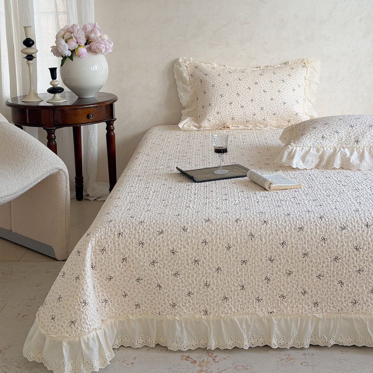 91家纺网 家纺一手货源 找家纺 琳可家居 2026新款印花全棉双层纱床盖棉布花边高温水洗A类标准夹棉可机洗 蝴蝶结