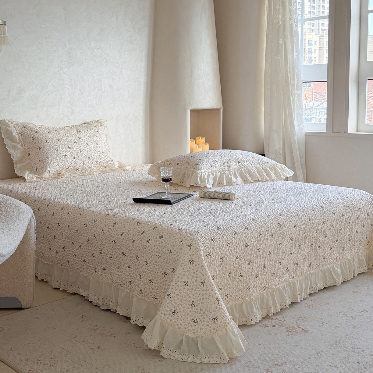 91家纺网 家纺一手货源 找家纺 琳可家居 2026新款印花全棉双层纱床盖棉布花边高温水洗A类标准夹棉可机洗 蝴蝶结