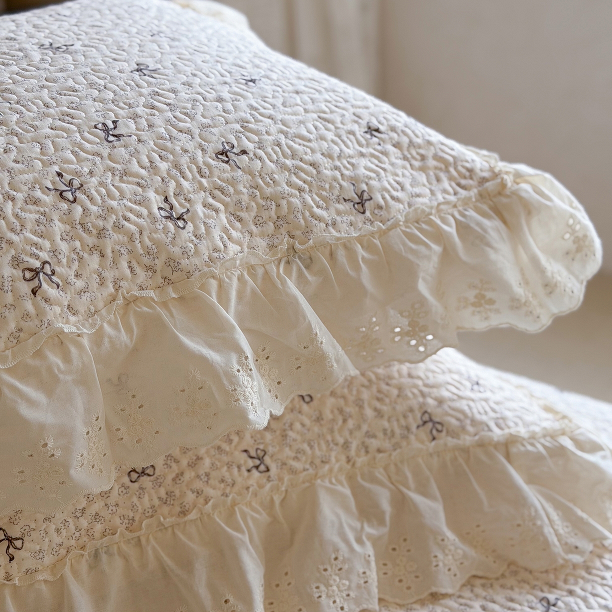 91家纺网 家纺一手货源 找家纺 琳可家居 2026新款印花全棉双层纱床盖棉布花边高温水洗A类标准夹棉可机洗 蝴蝶结