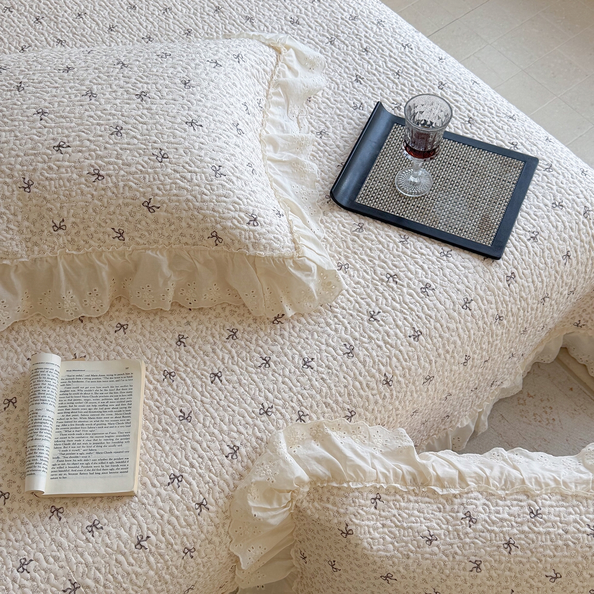 91家纺网 家纺一手货源 找家纺 琳可家居 2026新款印花全棉双层纱床盖棉布花边高温水洗A类标准夹棉可机洗 蝴蝶结