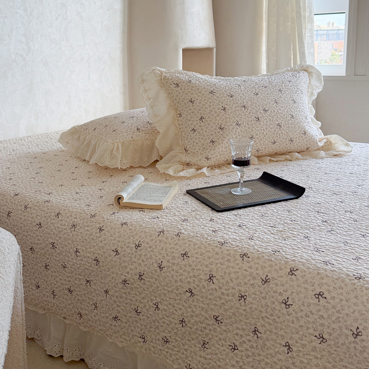 91家纺网 家纺一手货源 找家纺 琳可家居 2026新款印花全棉双层纱床盖棉布花边高温水洗A类标准夹棉可机洗 蝴蝶结