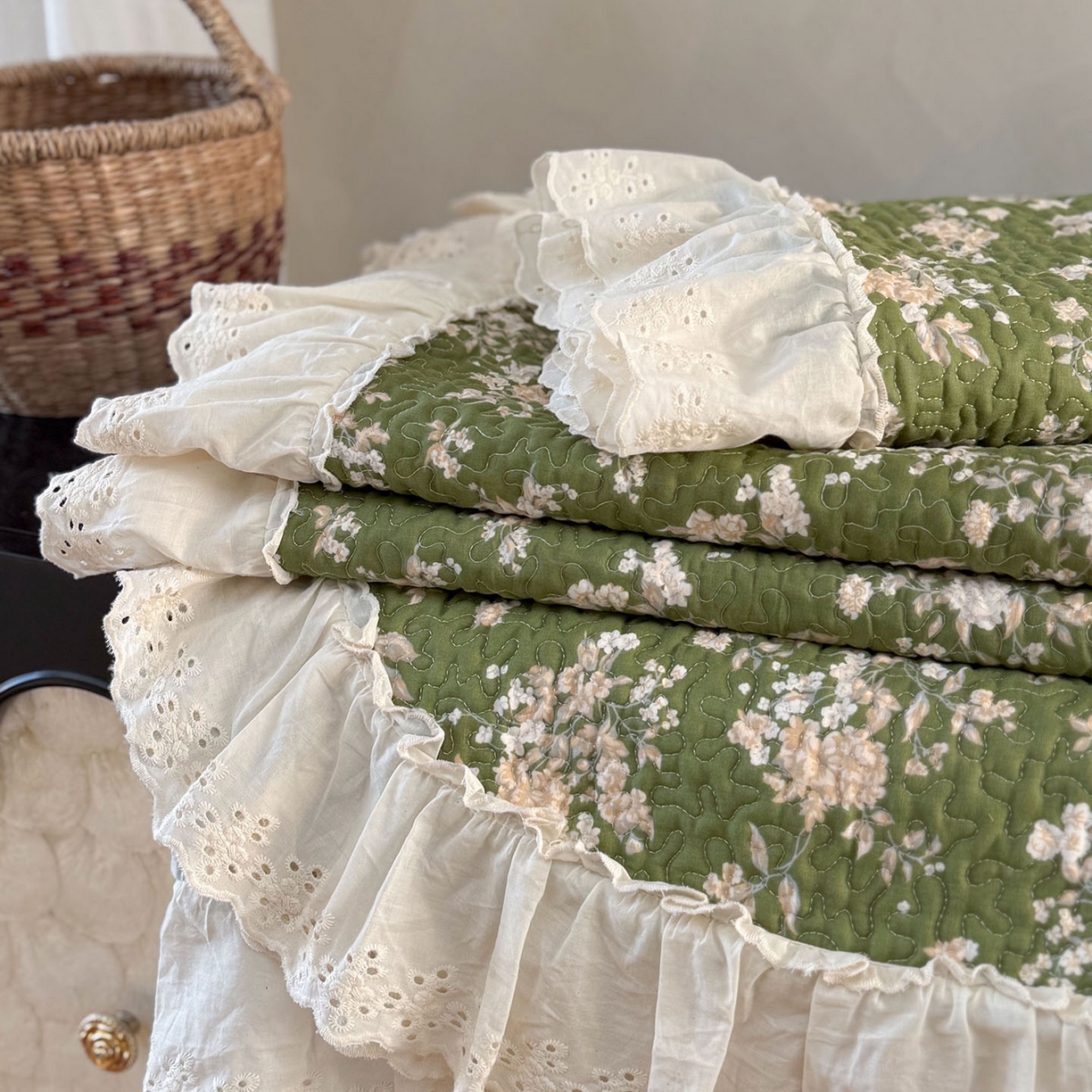 91家纺网 家纺一手货源 找家纺 琳可家居 2026新款印花全棉双层纱床盖棉布花边高温水洗A类标准夹棉可机洗 巴黎春天