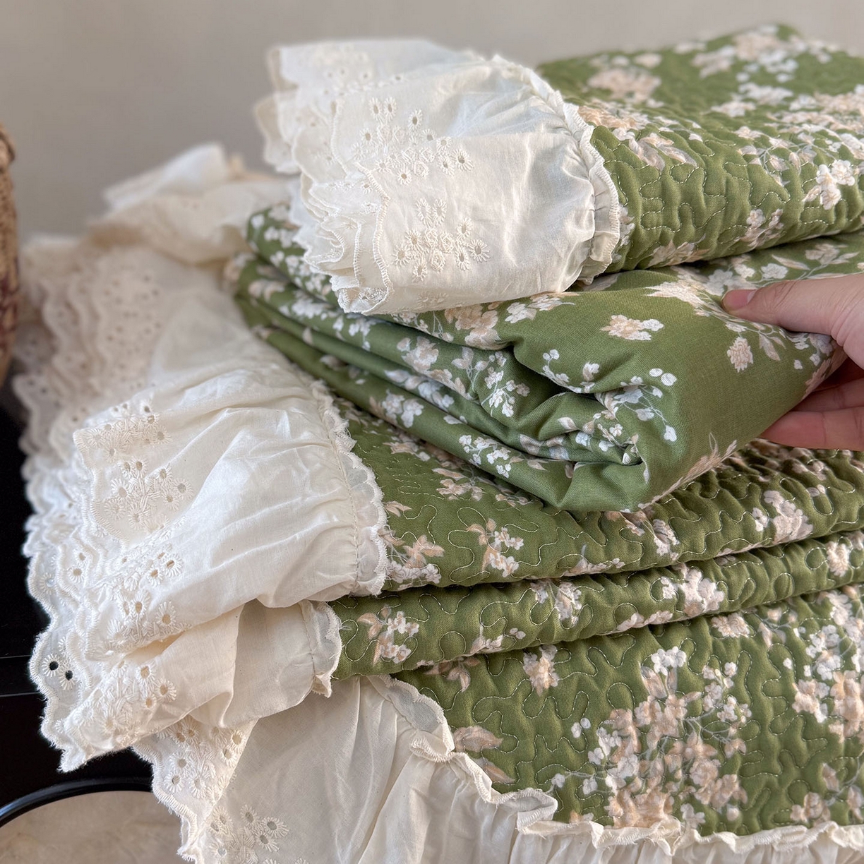 91家纺网 家纺一手货源 找家纺 琳可家居 2026新款印花全棉双层纱床盖棉布花边高温水洗A类标准夹棉可机洗 巴黎春天