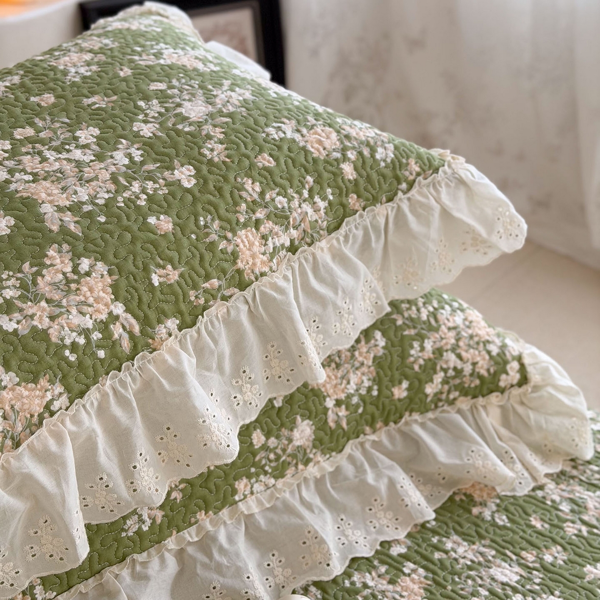 91家纺网 家纺一手货源 找家纺 琳可家居 2026新款印花全棉双层纱床盖棉布花边高温水洗A类标准夹棉可机洗 巴黎春天