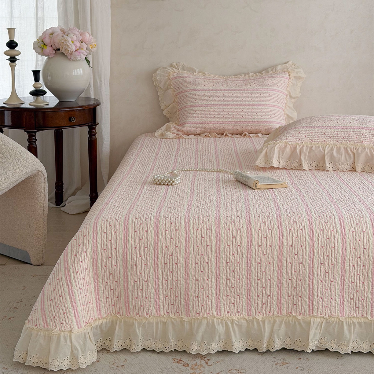 91家纺网 家纺一手货源 找家纺 琳可家居 2026新款印花全棉双层纱床盖棉布花边高温水洗A类标准夹棉可机洗 多彩爱心-粉