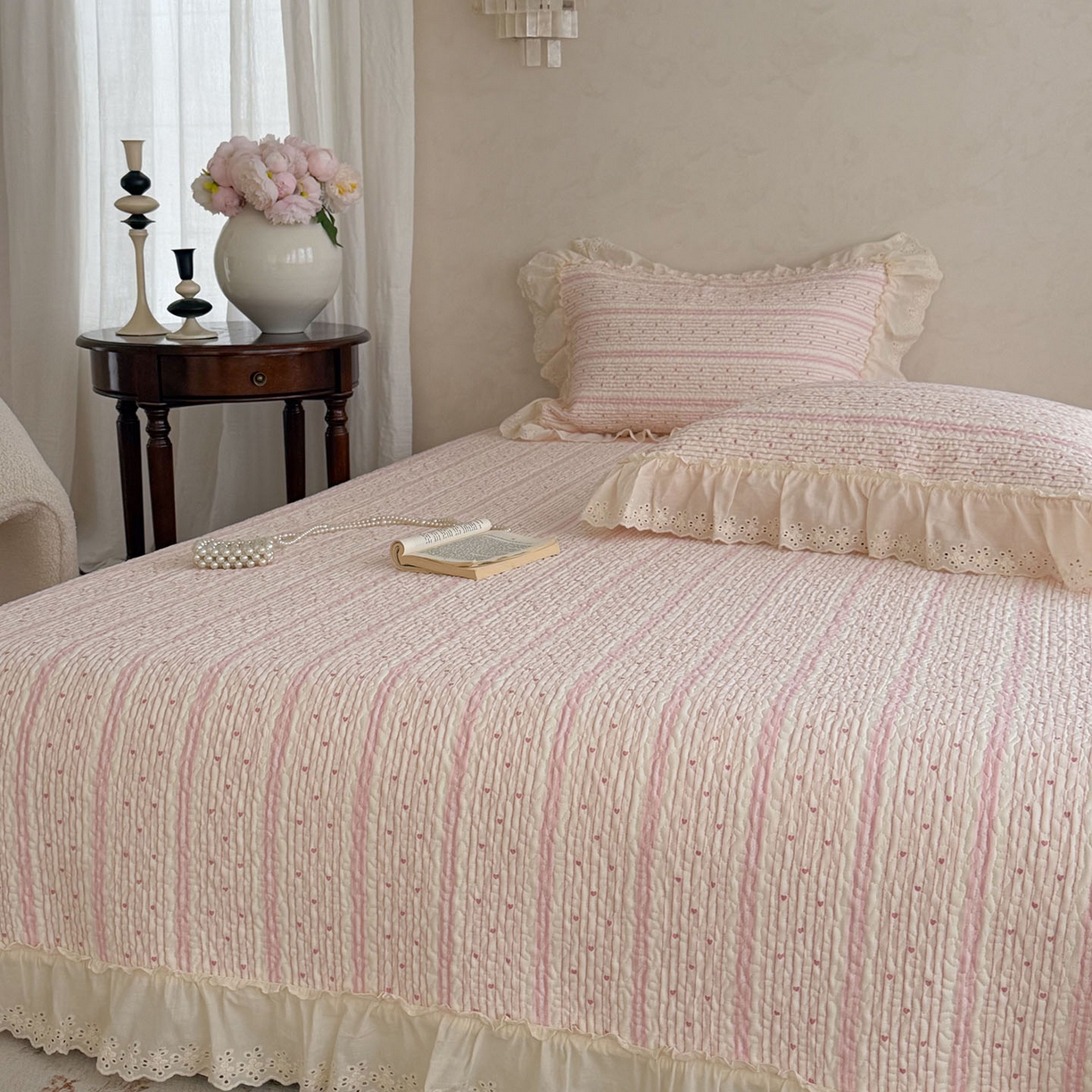 91家纺网 家纺一手货源 找家纺 琳可家居 2026新款印花全棉双层纱床盖棉布花边高温水洗A类标准夹棉可机洗 多彩爱心-粉