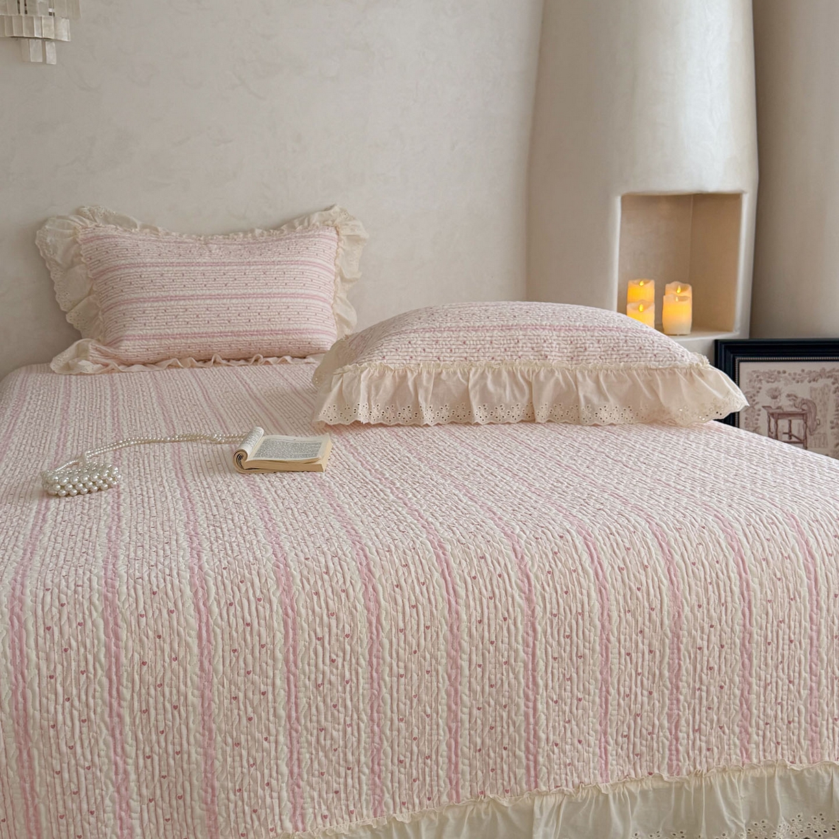 91家纺网 家纺一手货源 找家纺 琳可家居 2026新款印花全棉双层纱床盖棉布花边高温水洗A类标准夹棉可机洗 多彩爱心-粉