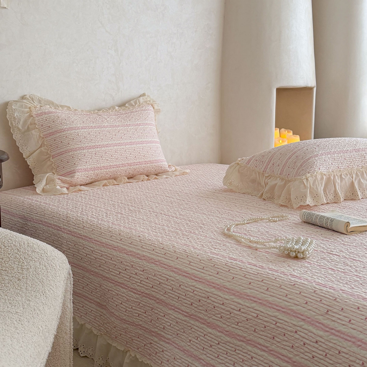 91家纺网 家纺一手货源 找家纺 琳可家居 2026新款印花全棉双层纱床盖棉布花边高温水洗A类标准夹棉可机洗 多彩爱心-粉