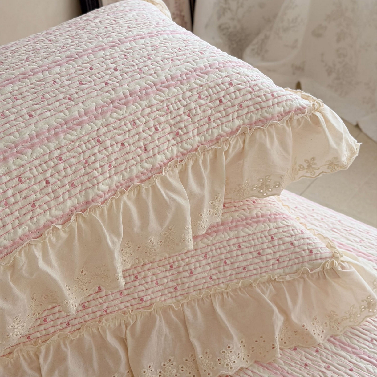 91家纺网 家纺一手货源 找家纺 琳可家居 2026新款印花全棉双层纱床盖棉布花边高温水洗A类标准夹棉可机洗 多彩爱心-粉