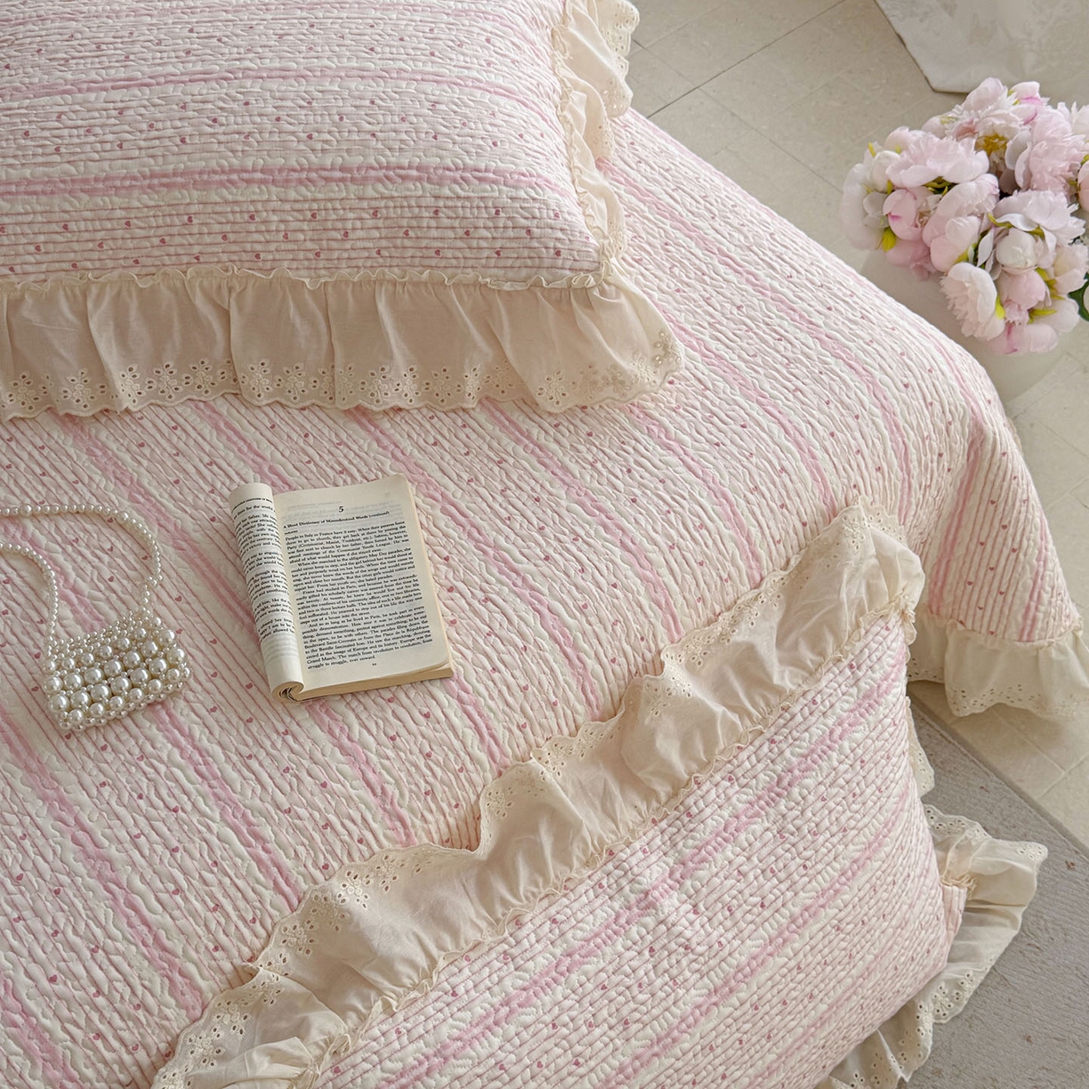 91家纺网 家纺一手货源 找家纺 琳可家居 2026新款印花全棉双层纱床盖棉布花边高温水洗A类标准夹棉可机洗 多彩爱心-粉