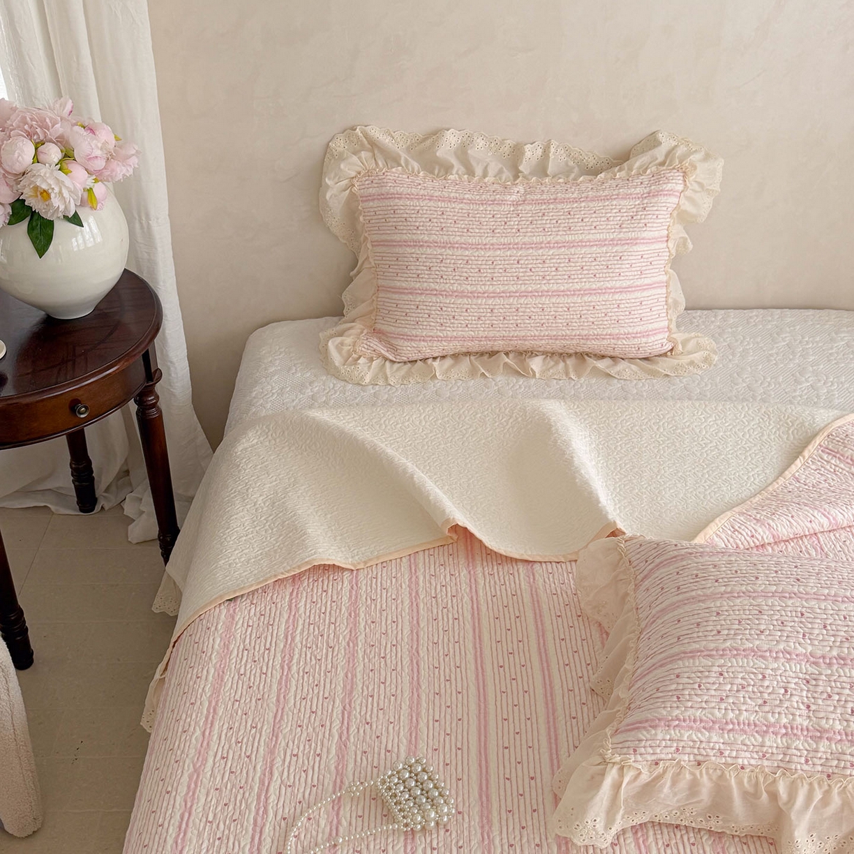 91家纺网 家纺一手货源 找家纺 琳可家居 2026新款印花全棉双层纱床盖棉布花边高温水洗A类标准夹棉可机洗 多彩爱心-粉