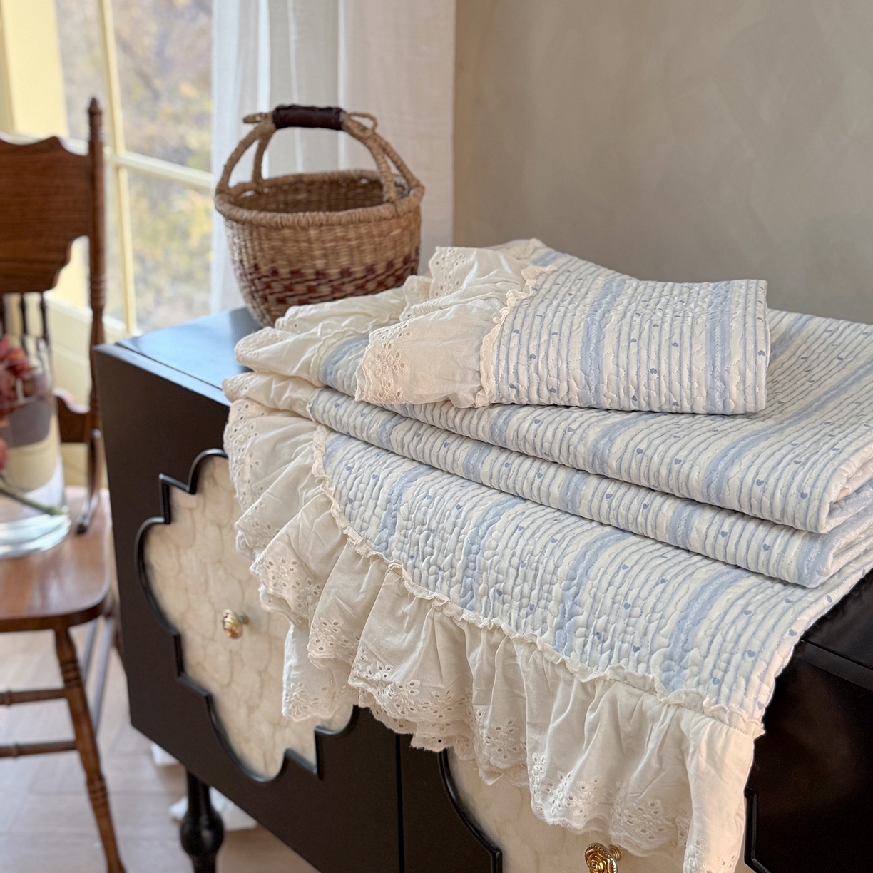 91家纺网 家纺一手货源 找家纺 琳可家居 2026新款印花全棉双层纱床盖棉布花边高温水洗A类标准夹棉可机洗 多彩爱心-蓝