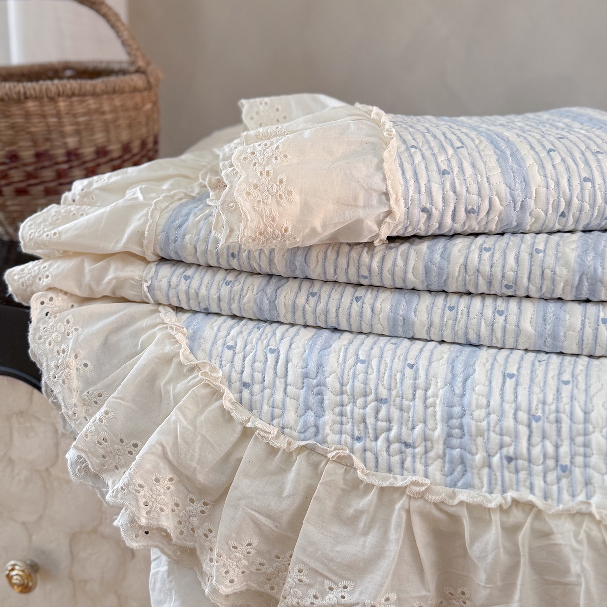 91家纺网 家纺一手货源 找家纺 琳可家居 2026新款印花全棉双层纱床盖棉布花边高温水洗A类标准夹棉可机洗 多彩爱心-蓝