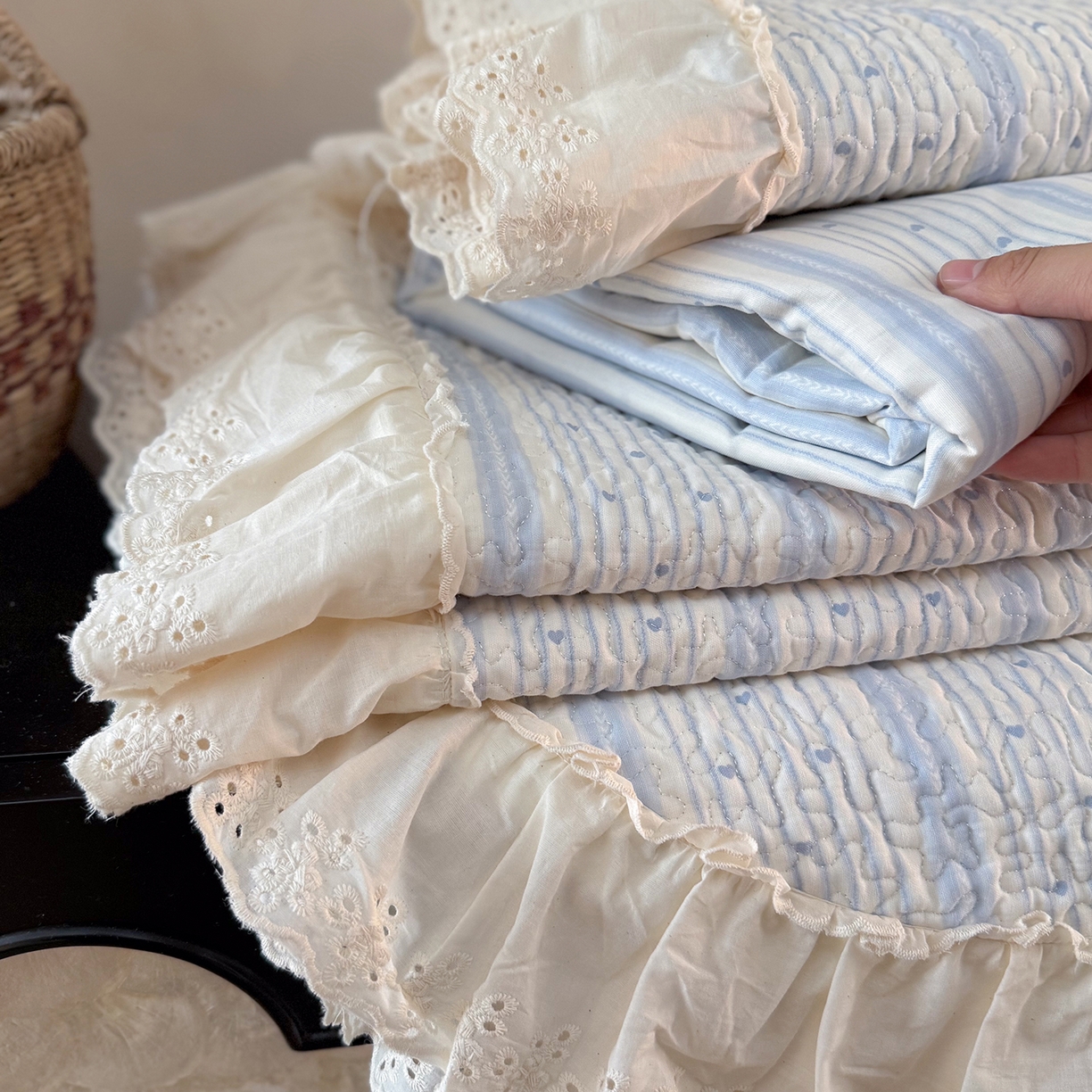 91家纺网 家纺一手货源 找家纺 琳可家居 2026新款印花全棉双层纱床盖棉布花边高温水洗A类标准夹棉可机洗 多彩爱心-蓝