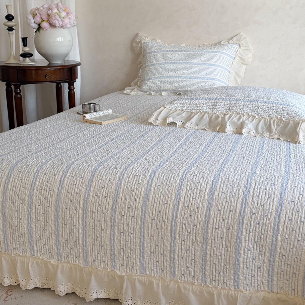 91家纺网 家纺一手货源 找家纺 琳可家居 2026新款印花全棉双层纱床盖棉布花边高温水洗A类标准夹棉可机洗 多彩爱心-蓝