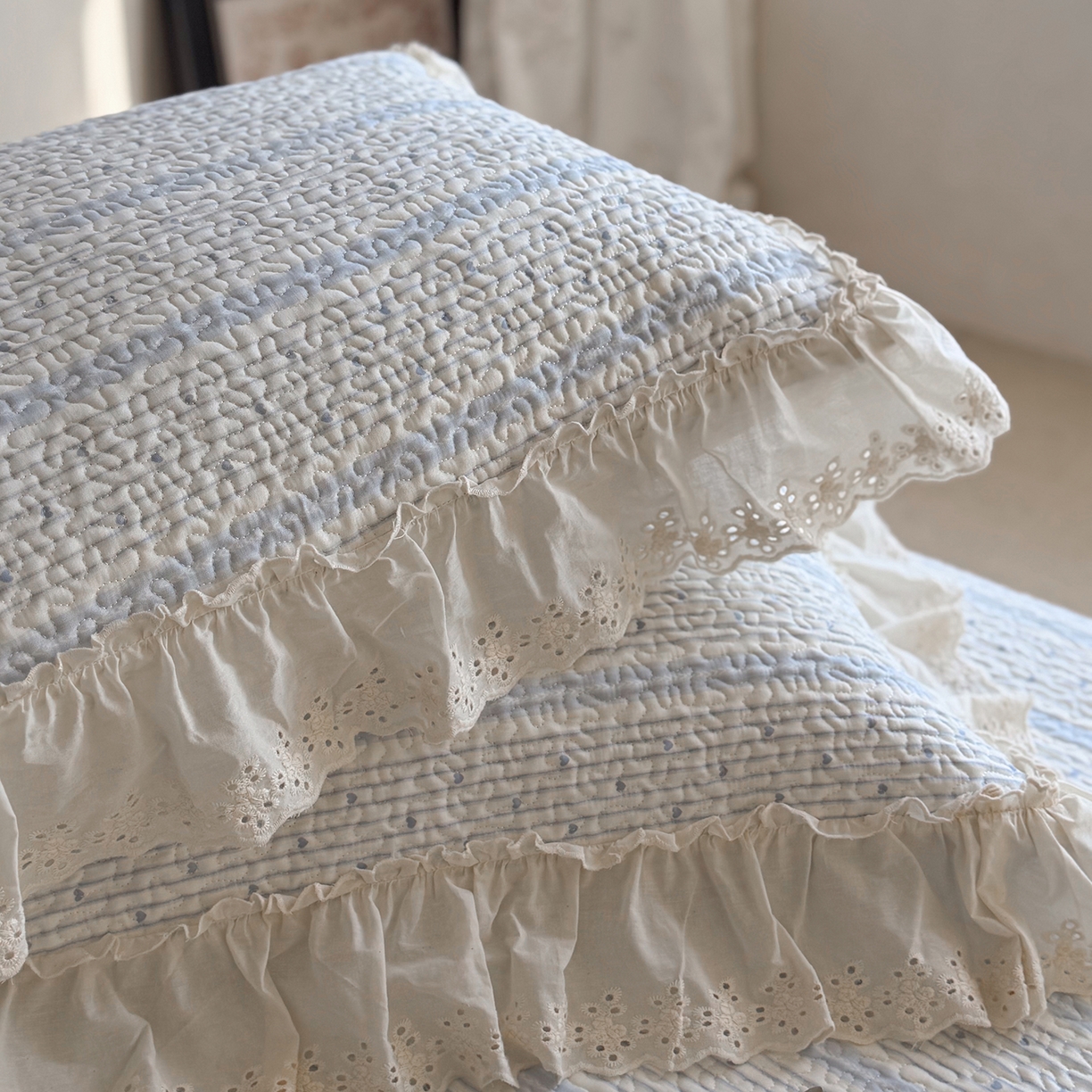 91家纺网 家纺一手货源 找家纺 琳可家居 2026新款印花全棉双层纱床盖棉布花边高温水洗A类标准夹棉可机洗 多彩爱心-蓝