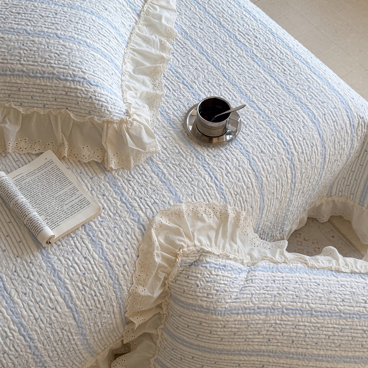 91家纺网 家纺一手货源 找家纺 琳可家居 2026新款印花全棉双层纱床盖棉布花边高温水洗A类标准夹棉可机洗 多彩爱心-蓝