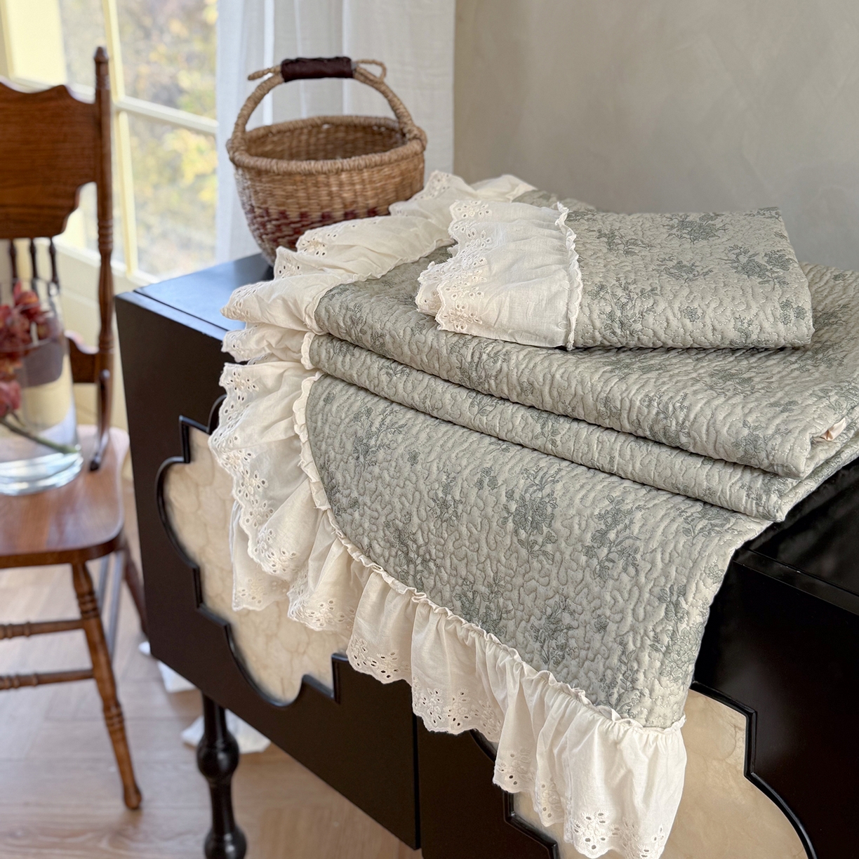 91家纺网 家纺一手货源 找家纺 琳可家居 2026新款印花全棉双层纱床盖棉布花边高温水洗A类标准夹棉可机洗 风雅花韵