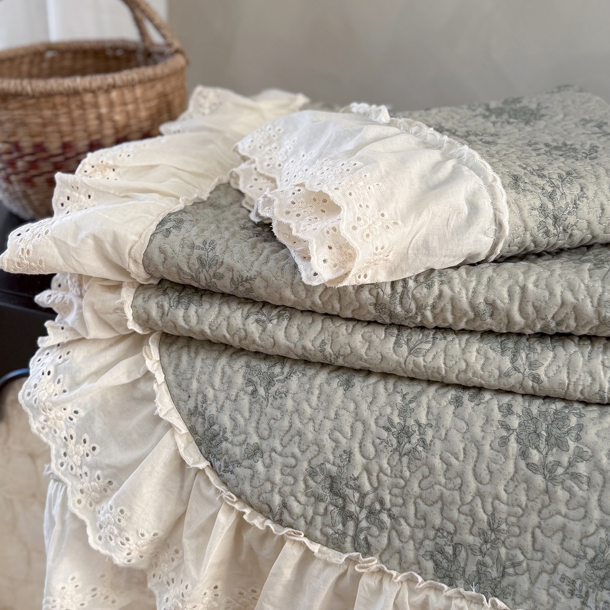 91家纺网 家纺一手货源 找家纺 琳可家居 2026新款印花全棉双层纱床盖棉布花边高温水洗A类标准夹棉可机洗 风雅花韵