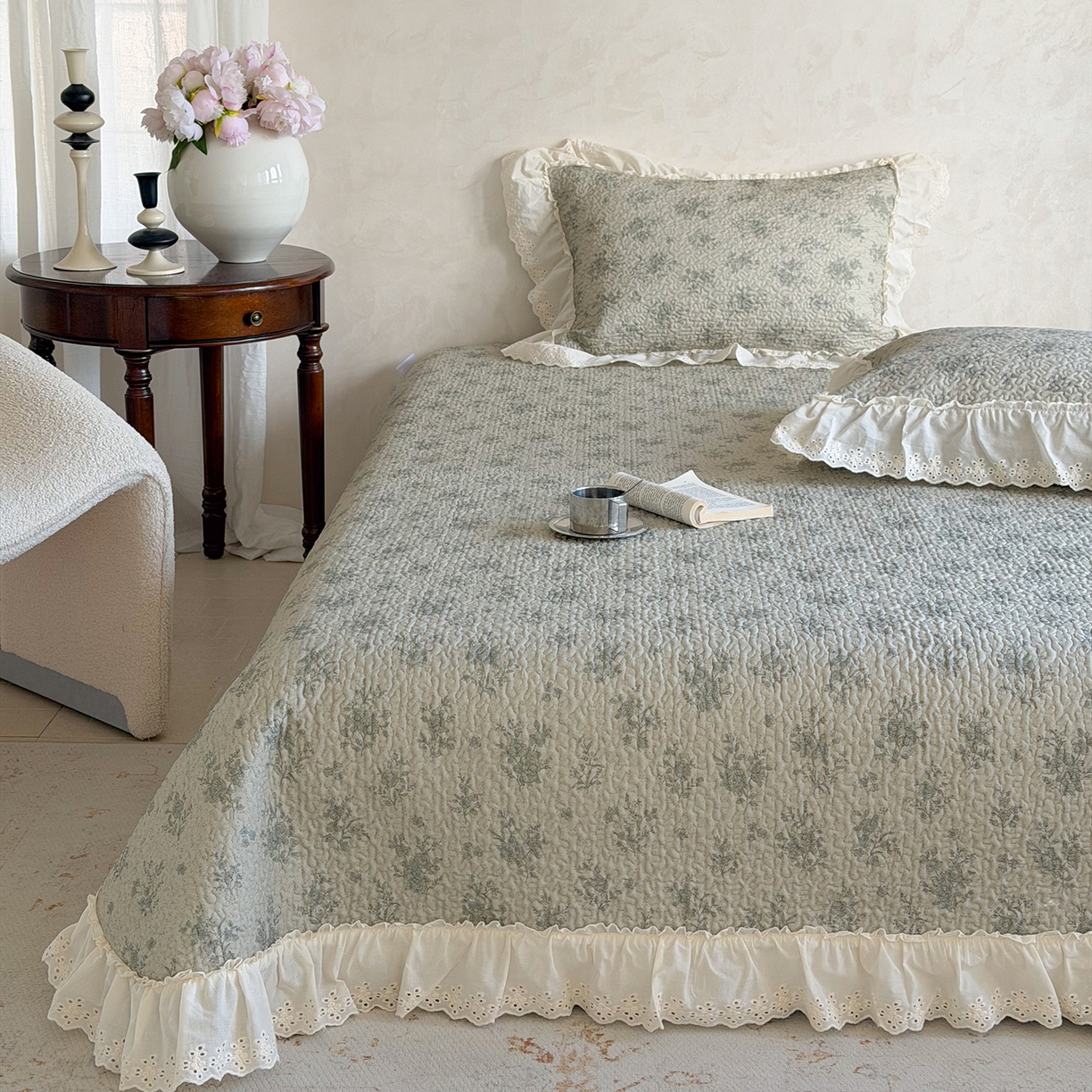 91家纺网 家纺一手货源 找家纺 琳可家居 2026新款印花全棉双层纱床盖棉布花边高温水洗A类标准夹棉可机洗 风雅花韵