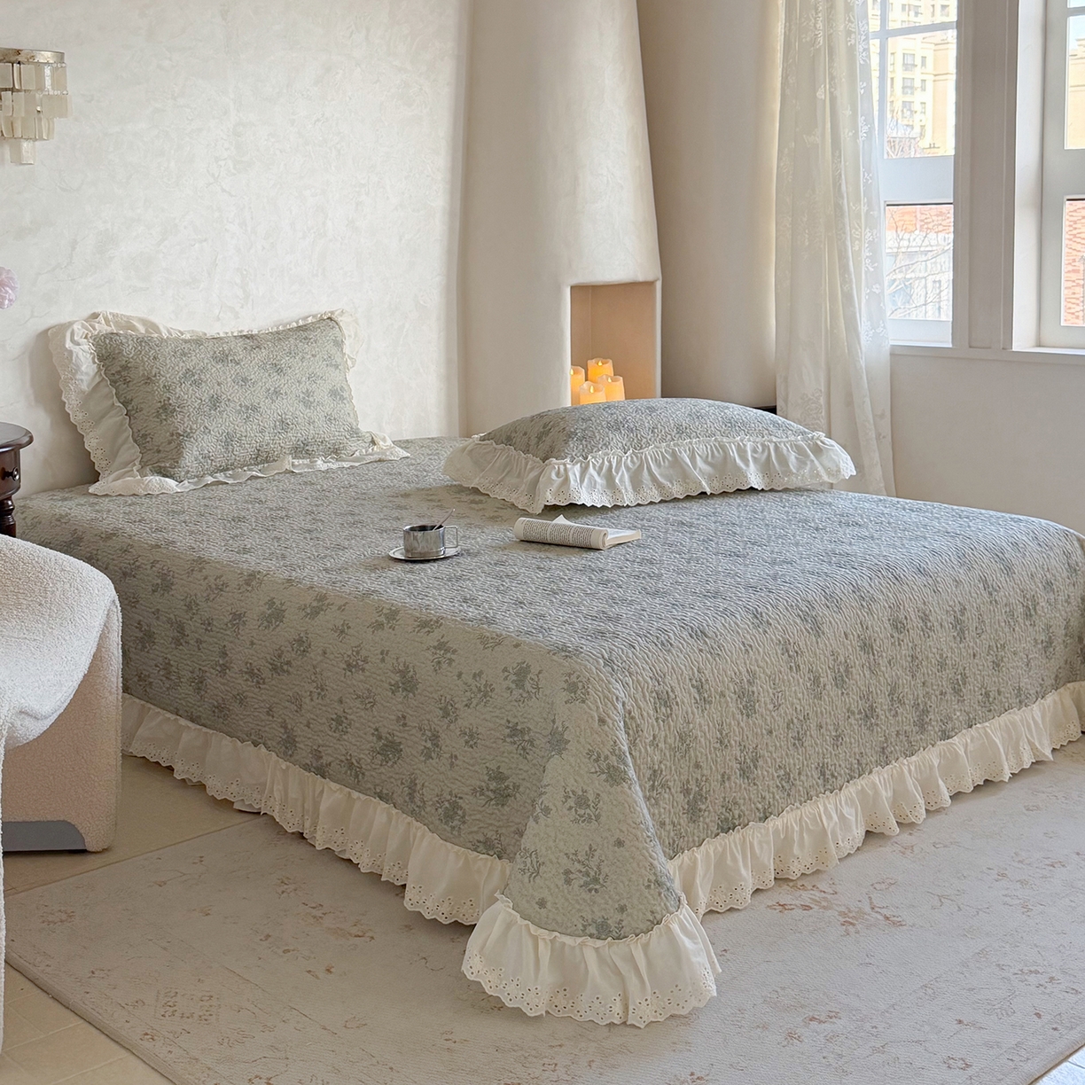 91家纺网 家纺一手货源 找家纺 琳可家居 2026新款印花全棉双层纱床盖棉布花边高温水洗A类标准夹棉可机洗 风雅花韵