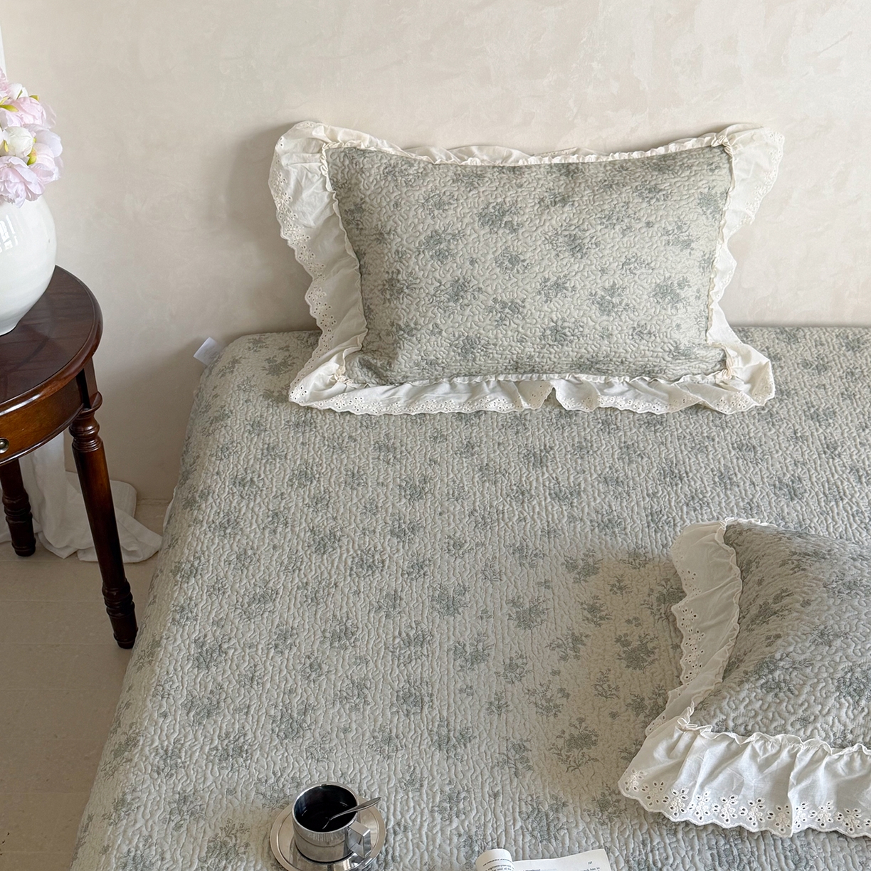 91家纺网 家纺一手货源 找家纺 琳可家居 2026新款印花全棉双层纱床盖棉布花边高温水洗A类标准夹棉可机洗 风雅花韵