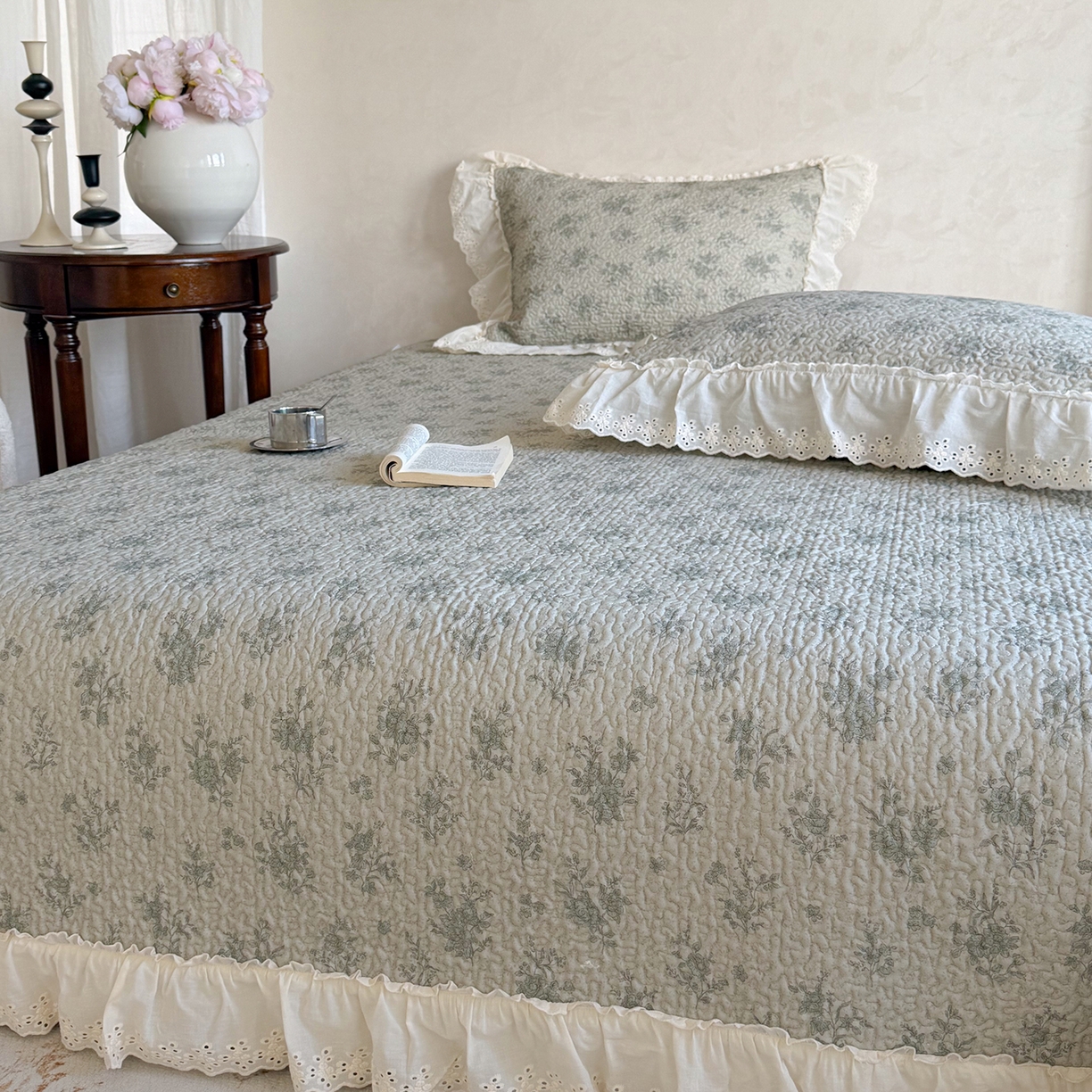 91家纺网 家纺一手货源 找家纺 琳可家居 2026新款印花全棉双层纱床盖棉布花边高温水洗A类标准夹棉可机洗 风雅花韵