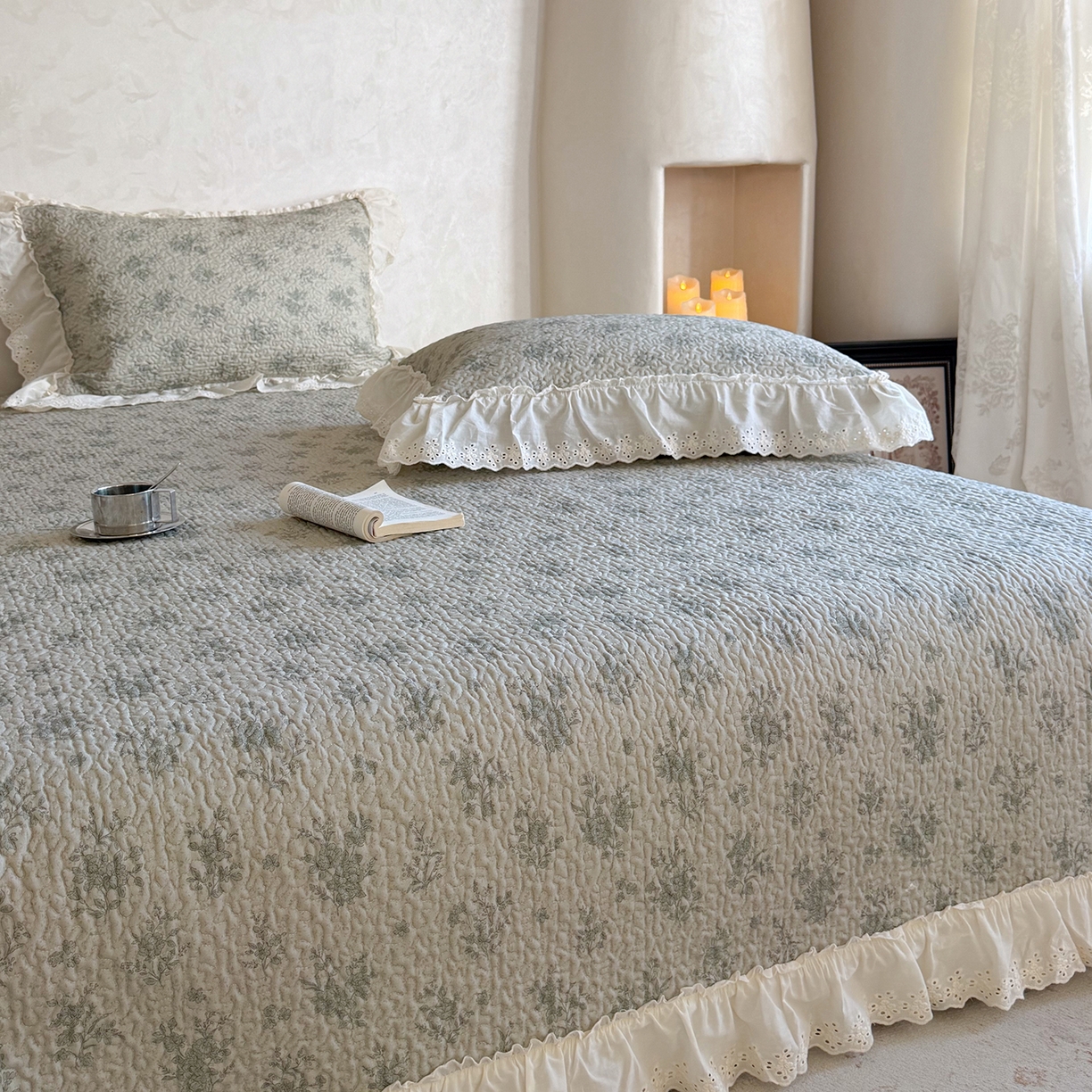 91家纺网 家纺一手货源 找家纺 琳可家居 2026新款印花全棉双层纱床盖棉布花边高温水洗A类标准夹棉可机洗 风雅花韵