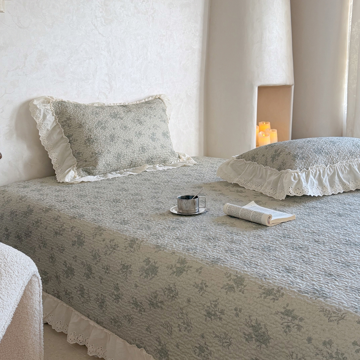 91家纺网 家纺一手货源 找家纺 琳可家居 2026新款印花全棉双层纱床盖棉布花边高温水洗A类标准夹棉可机洗 风雅花韵