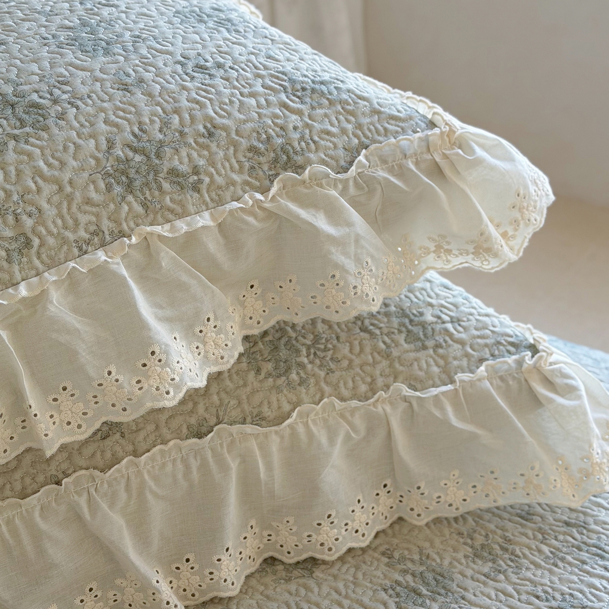 91家纺网 家纺一手货源 找家纺 琳可家居 2026新款印花全棉双层纱床盖棉布花边高温水洗A类标准夹棉可机洗 风雅花韵