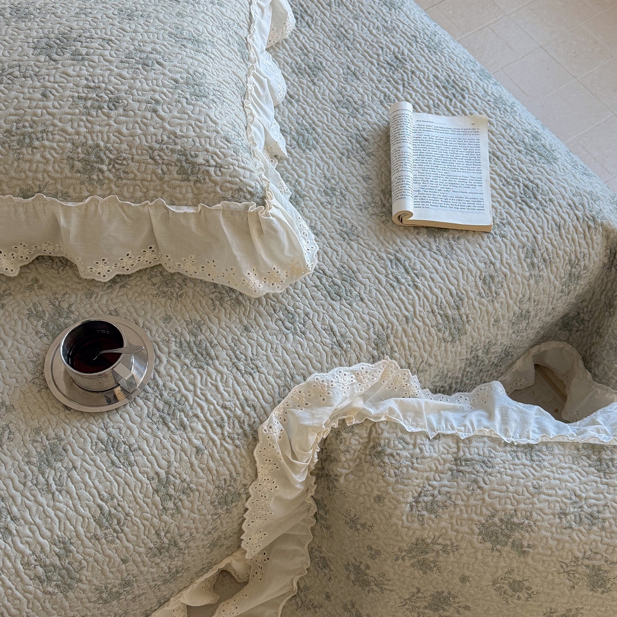 91家纺网 家纺一手货源 找家纺 琳可家居 2026新款印花全棉双层纱床盖棉布花边高温水洗A类标准夹棉可机洗 风雅花韵