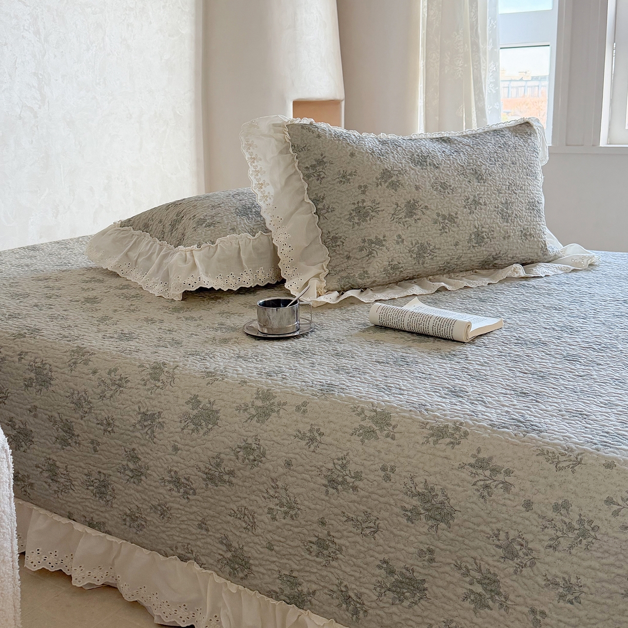 91家纺网 家纺一手货源 找家纺 琳可家居 2026新款印花全棉双层纱床盖棉布花边高温水洗A类标准夹棉可机洗 风雅花韵