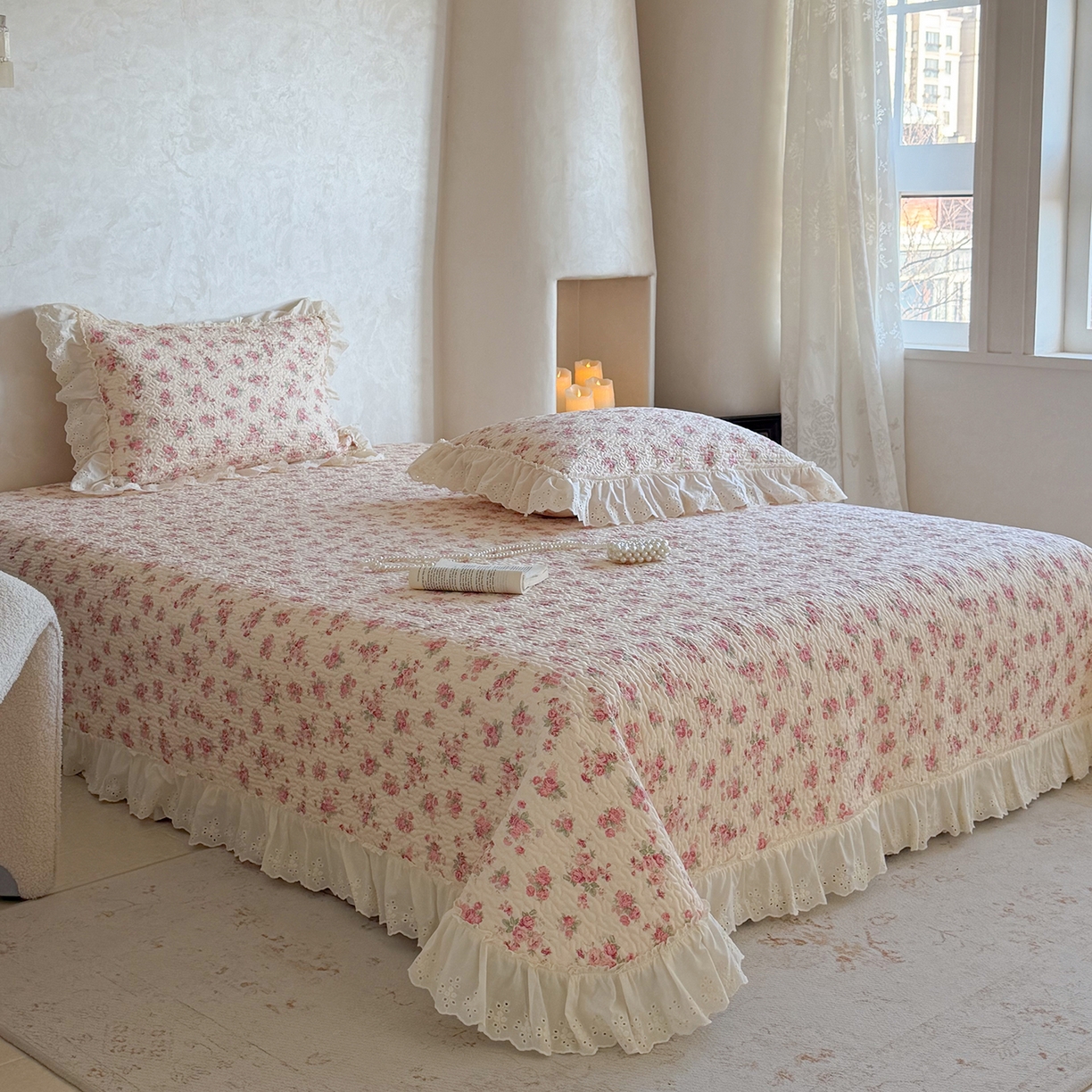 91家纺网 家纺一手货源 找家纺 琳可家居 2026新款印花全棉双层纱床盖棉布花边高温水洗A类标准夹棉可机洗 浮生如梦