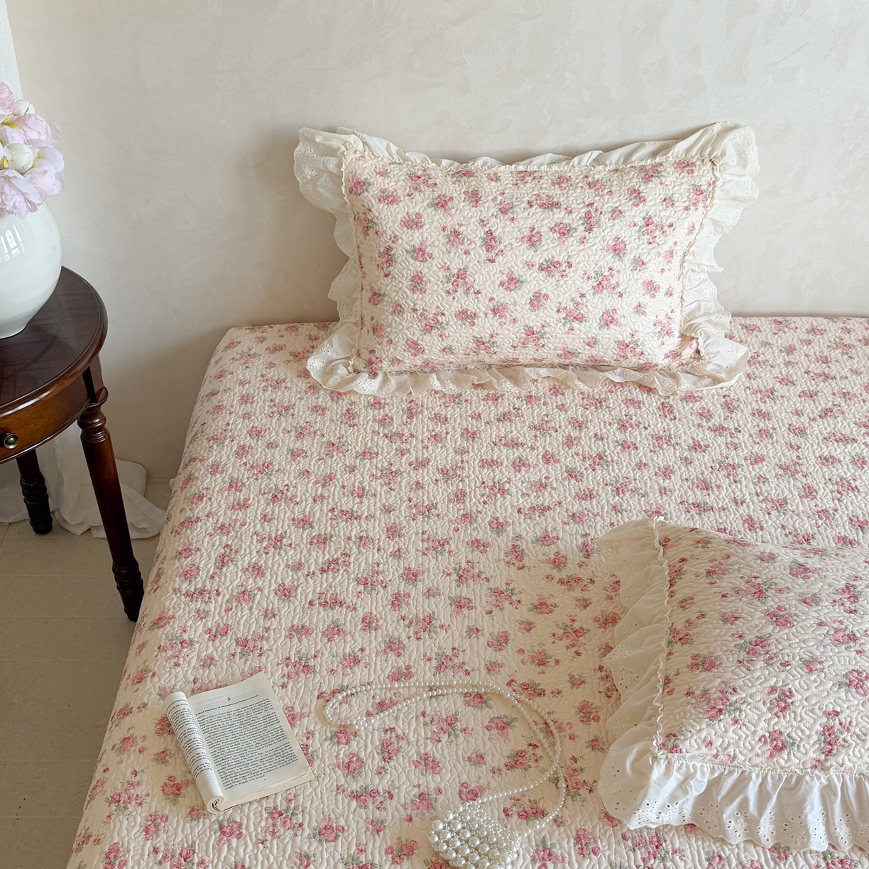 91家纺网 家纺一手货源 找家纺 琳可家居 2026新款印花全棉双层纱床盖棉布花边高温水洗A类标准夹棉可机洗 浮生如梦