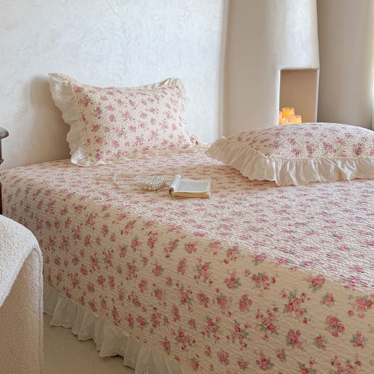 91家纺网 家纺一手货源 找家纺 琳可家居 2026新款印花全棉双层纱床盖棉布花边高温水洗A类标准夹棉可机洗 浮生如梦