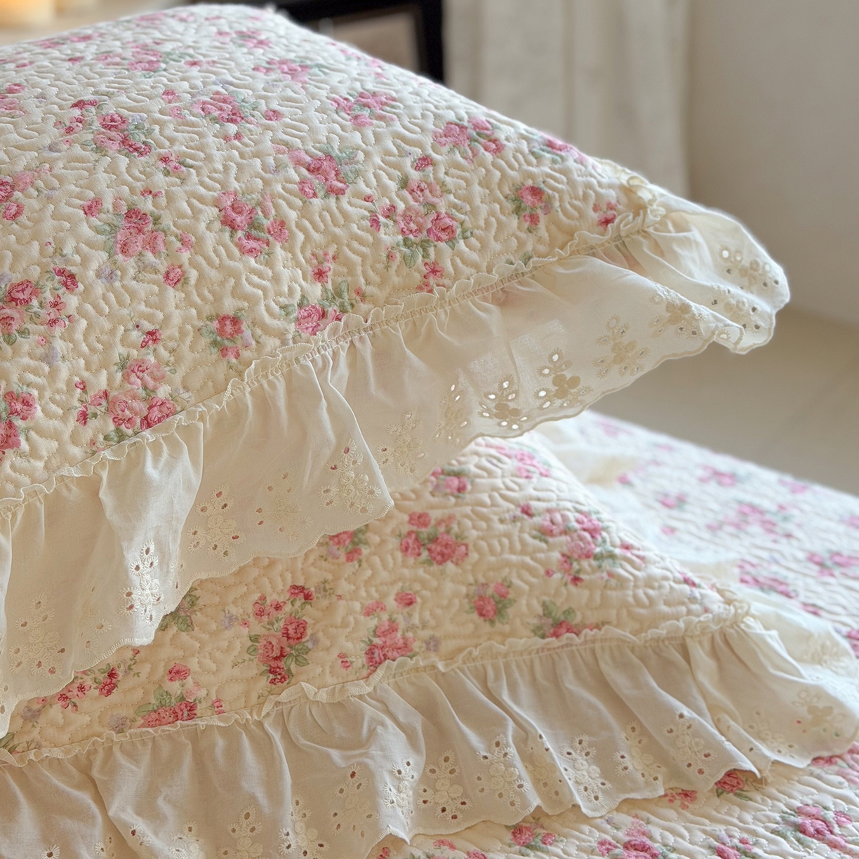 91家纺网 家纺一手货源 找家纺 琳可家居 2026新款印花全棉双层纱床盖棉布花边高温水洗A类标准夹棉可机洗 浮生如梦