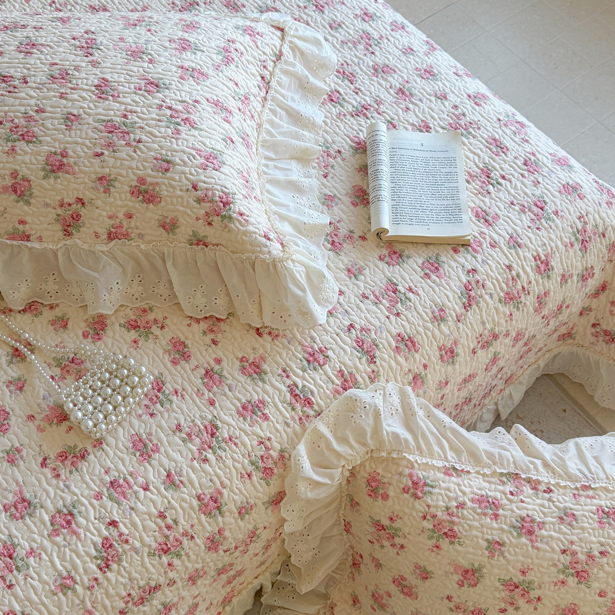 91家纺网 家纺一手货源 找家纺 琳可家居 2026新款印花全棉双层纱床盖棉布花边高温水洗A类标准夹棉可机洗 浮生如梦