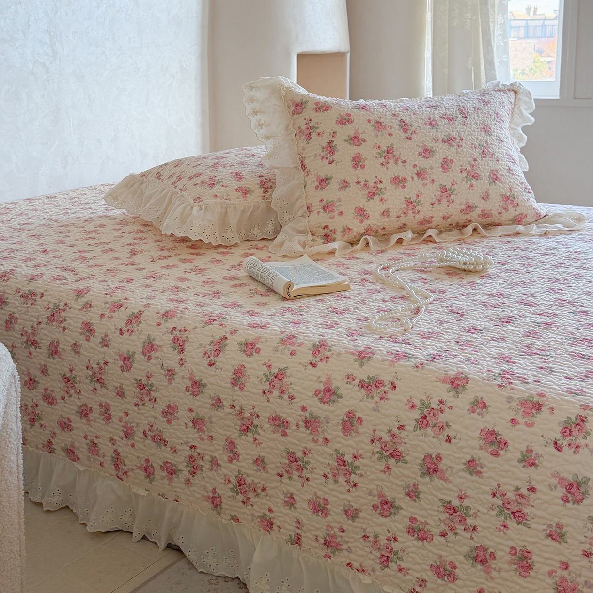 91家纺网 家纺一手货源 找家纺 琳可家居 2026新款印花全棉双层纱床盖棉布花边高温水洗A类标准夹棉可机洗 浮生如梦