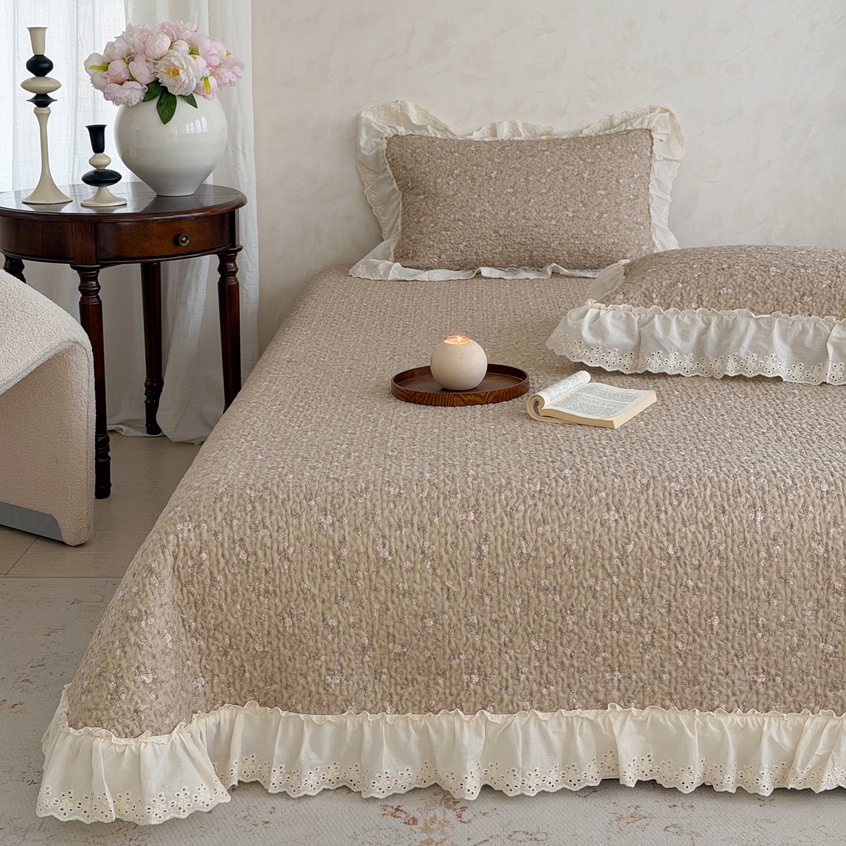 91家纺网 家纺一手货源 找家纺 琳可家居 2026新款印花全棉双层纱床盖棉布花边高温水洗A类标准夹棉可机洗 花园里