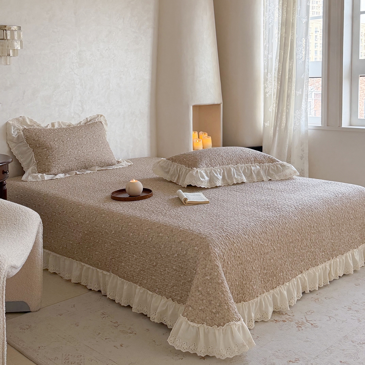 91家纺网 家纺一手货源 找家纺 琳可家居 2026新款印花全棉双层纱床盖棉布花边高温水洗A类标准夹棉可机洗 花园里