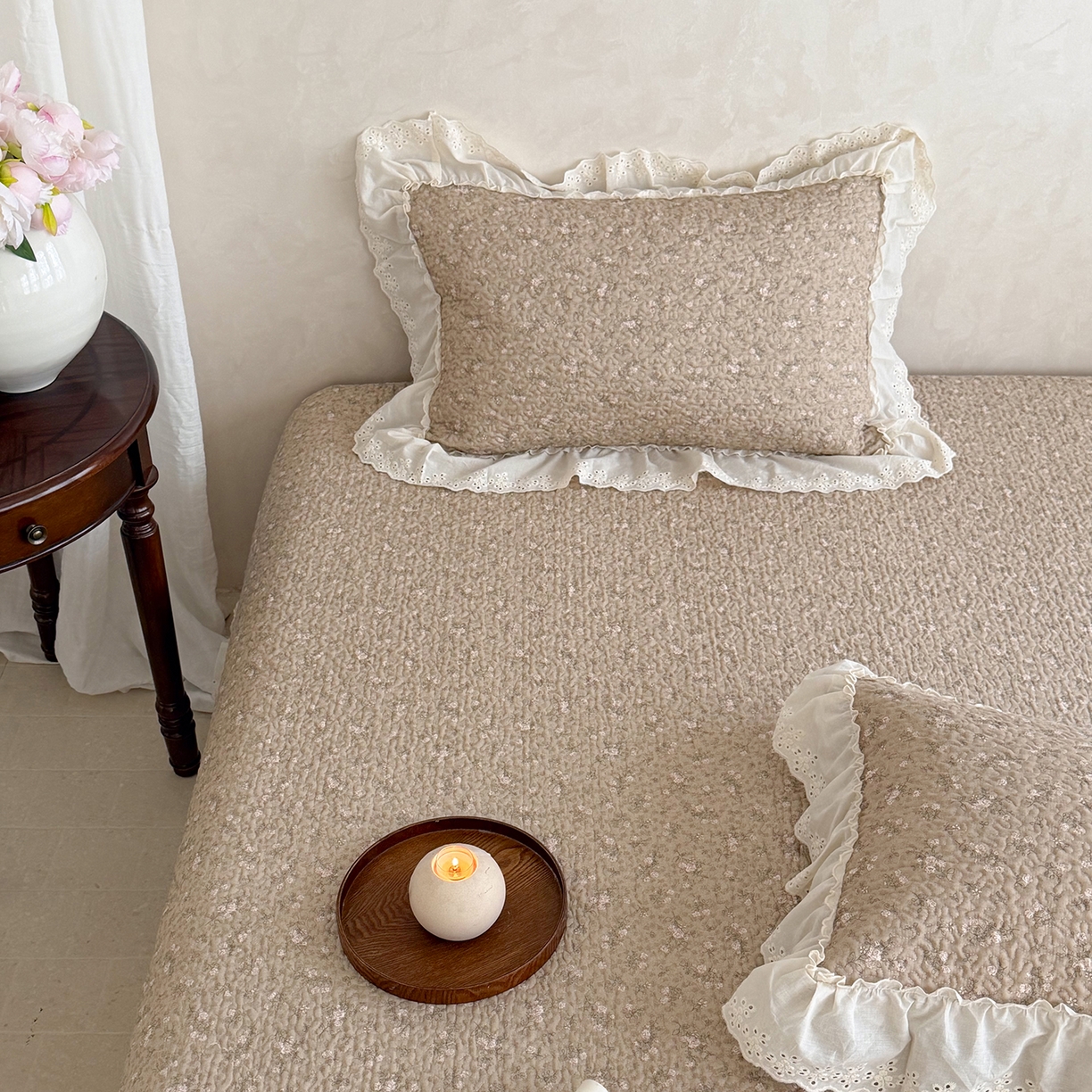 91家纺网 家纺一手货源 找家纺 琳可家居 2026新款印花全棉双层纱床盖棉布花边高温水洗A类标准夹棉可机洗 花园里