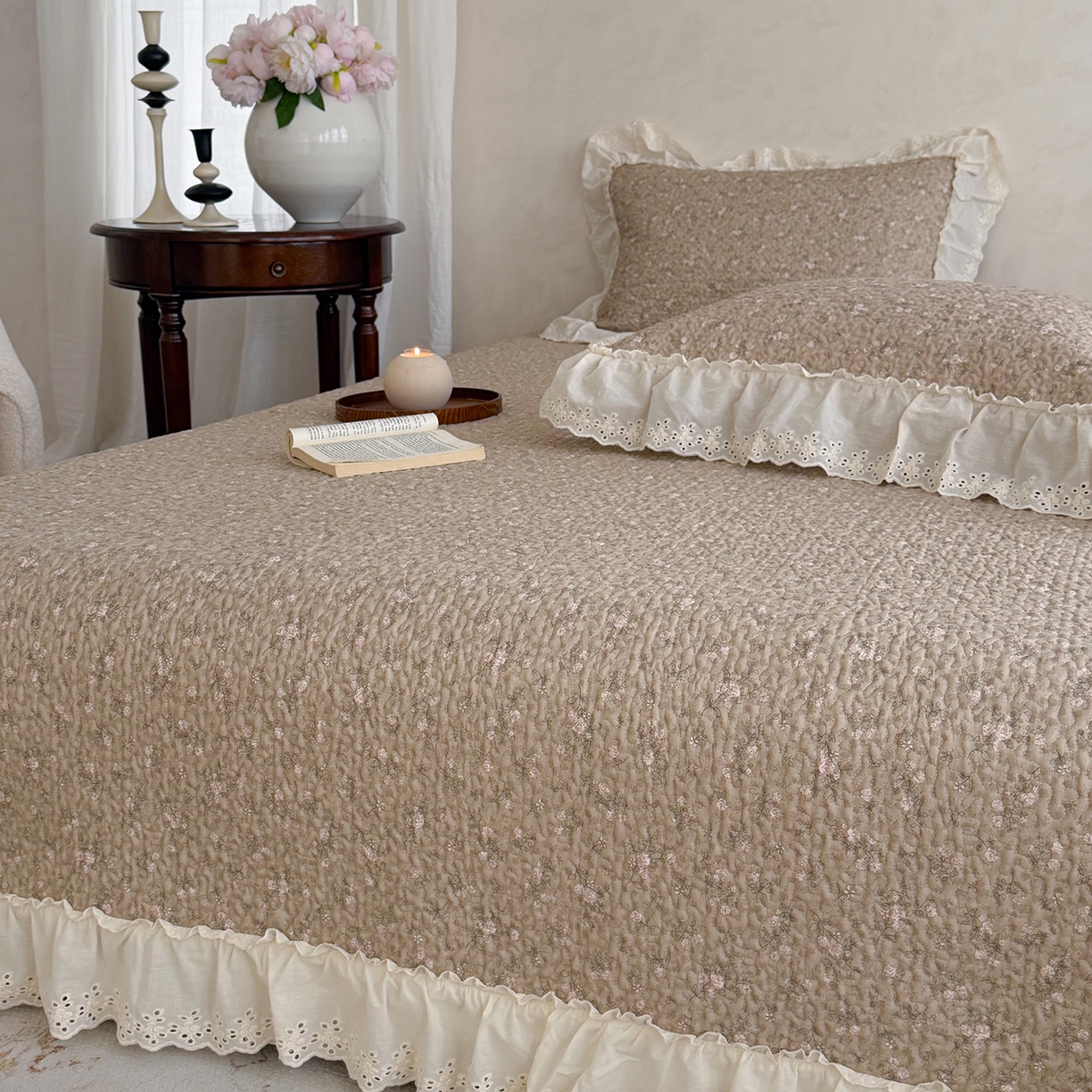 91家纺网 家纺一手货源 找家纺 琳可家居 2026新款印花全棉双层纱床盖棉布花边高温水洗A类标准夹棉可机洗 花园里