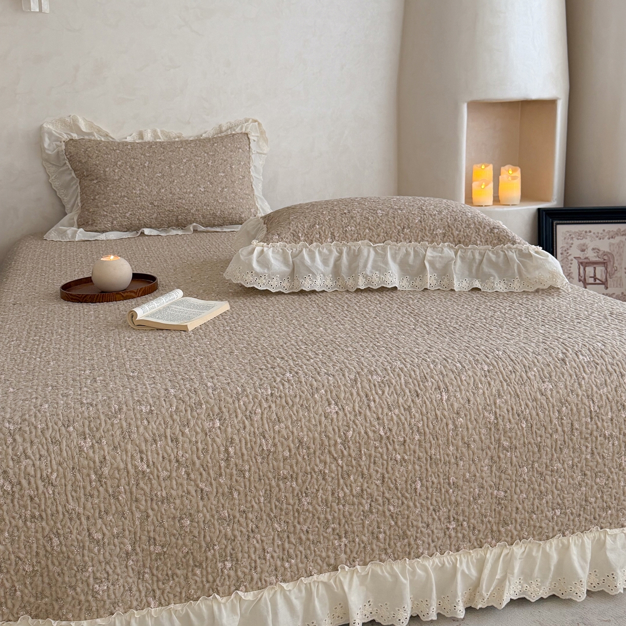 91家纺网 家纺一手货源 找家纺 琳可家居 2026新款印花全棉双层纱床盖棉布花边高温水洗A类标准夹棉可机洗 花园里