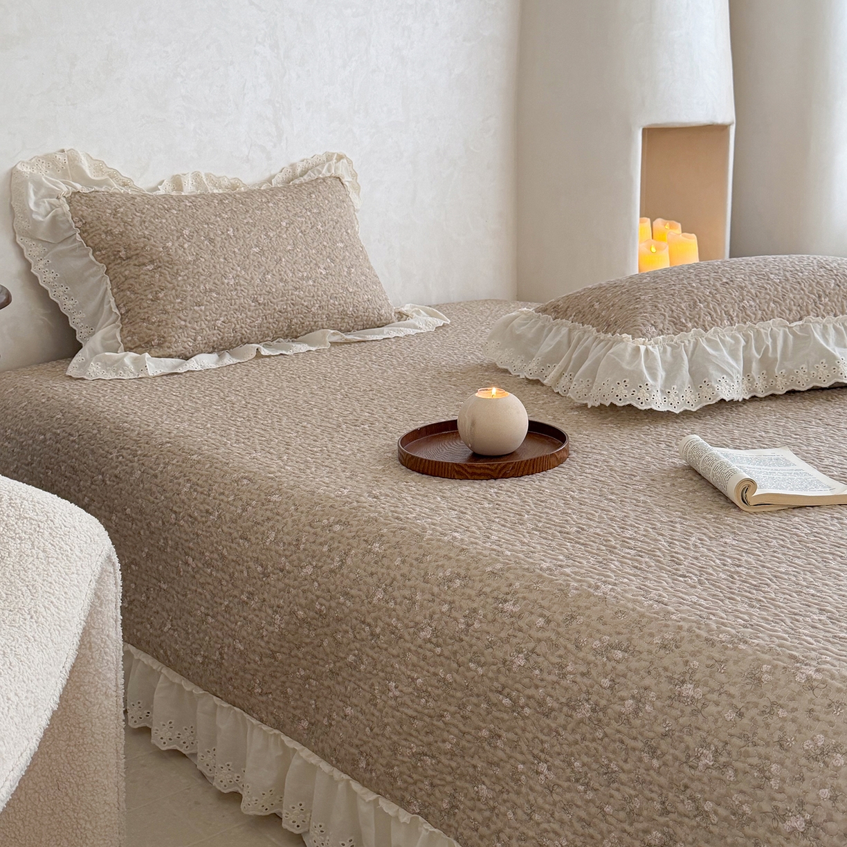 91家纺网 家纺一手货源 找家纺 琳可家居 2026新款印花全棉双层纱床盖棉布花边高温水洗A类标准夹棉可机洗 花园里