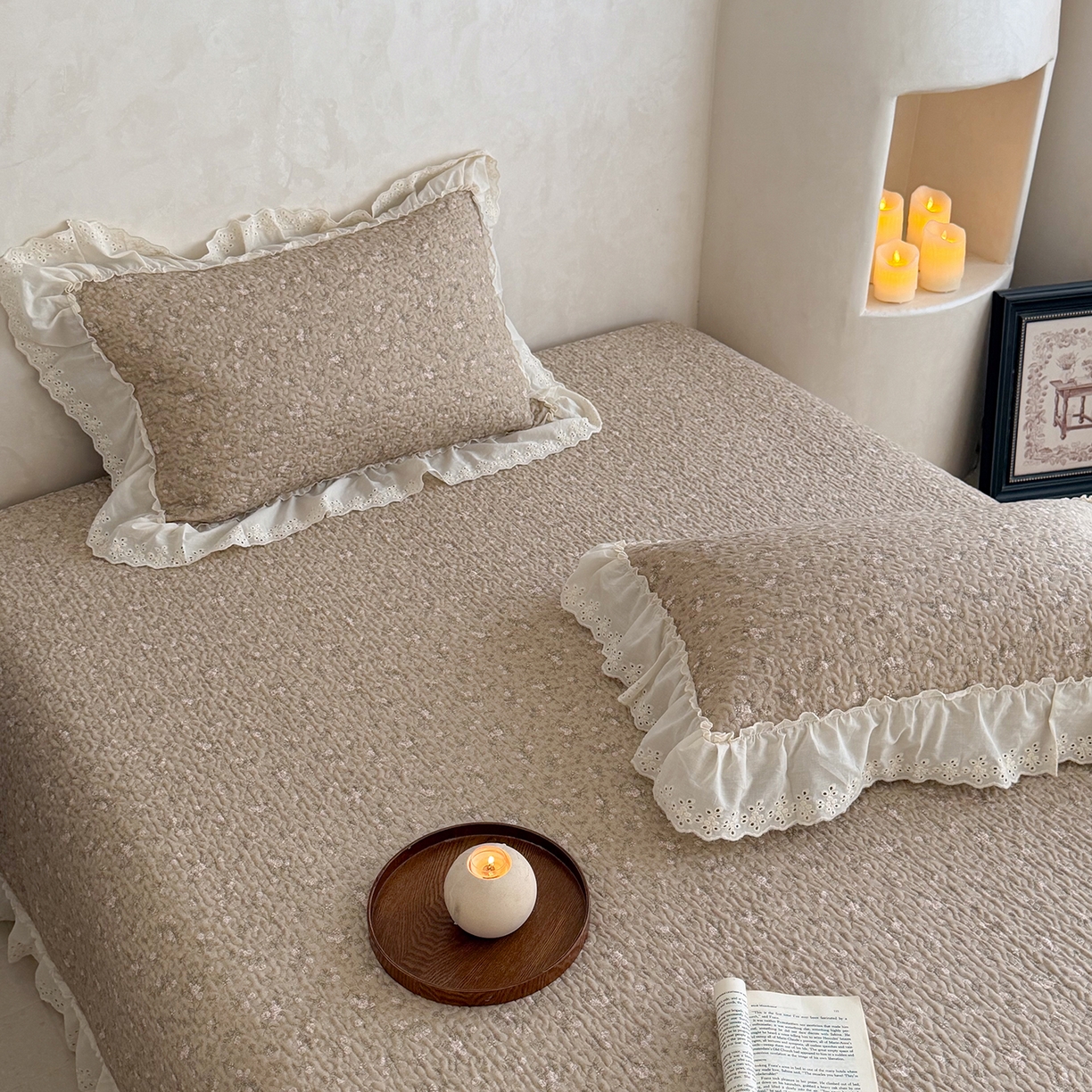 91家纺网 家纺一手货源 找家纺 琳可家居 2026新款印花全棉双层纱床盖棉布花边高温水洗A类标准夹棉可机洗 花园里