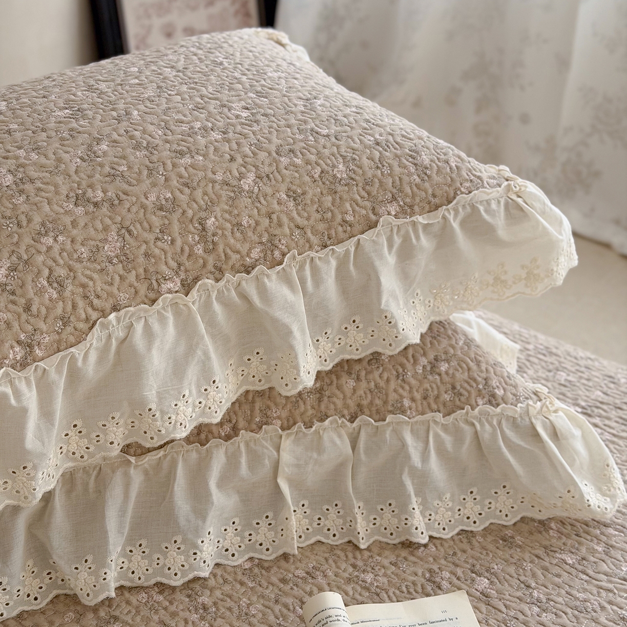 91家纺网 家纺一手货源 找家纺 琳可家居 2026新款印花全棉双层纱床盖棉布花边高温水洗A类标准夹棉可机洗 花园里