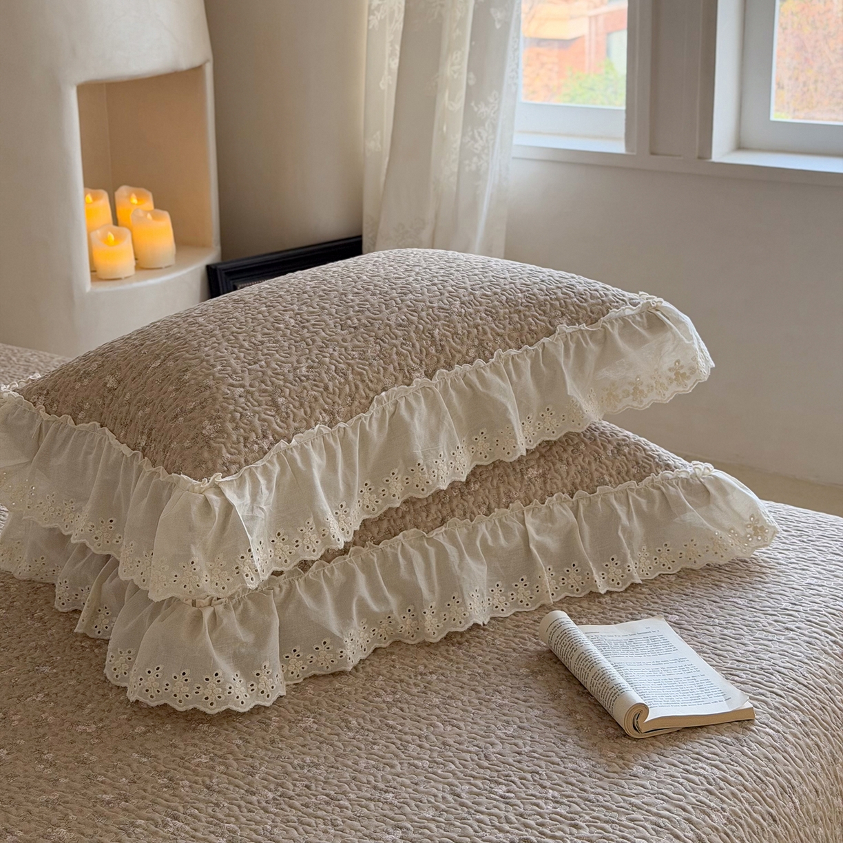 91家纺网 家纺一手货源 找家纺 琳可家居 2026新款印花全棉双层纱床盖棉布花边高温水洗A类标准夹棉可机洗 花园里