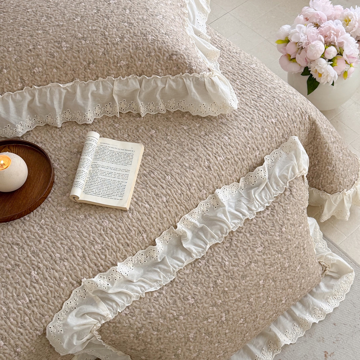 91家纺网 家纺一手货源 找家纺 琳可家居 2026新款印花全棉双层纱床盖棉布花边高温水洗A类标准夹棉可机洗 花园里