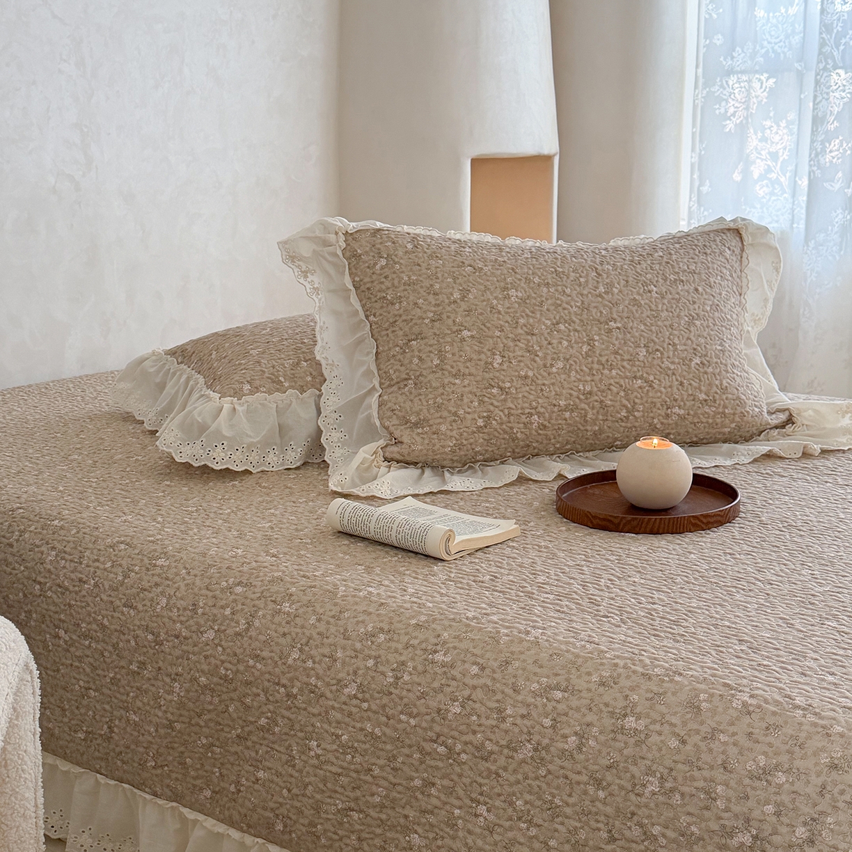 91家纺网 家纺一手货源 找家纺 琳可家居 2026新款印花全棉双层纱床盖棉布花边高温水洗A类标准夹棉可机洗 花园里