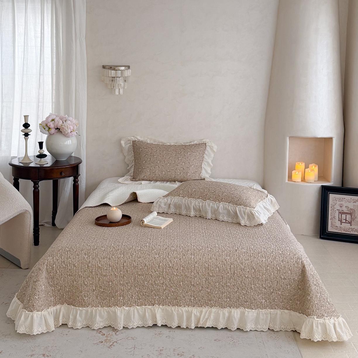 91家纺网 家纺一手货源 找家纺 琳可家居 2026新款印花全棉双层纱床盖棉布花边高温水洗A类标准夹棉可机洗 花园里